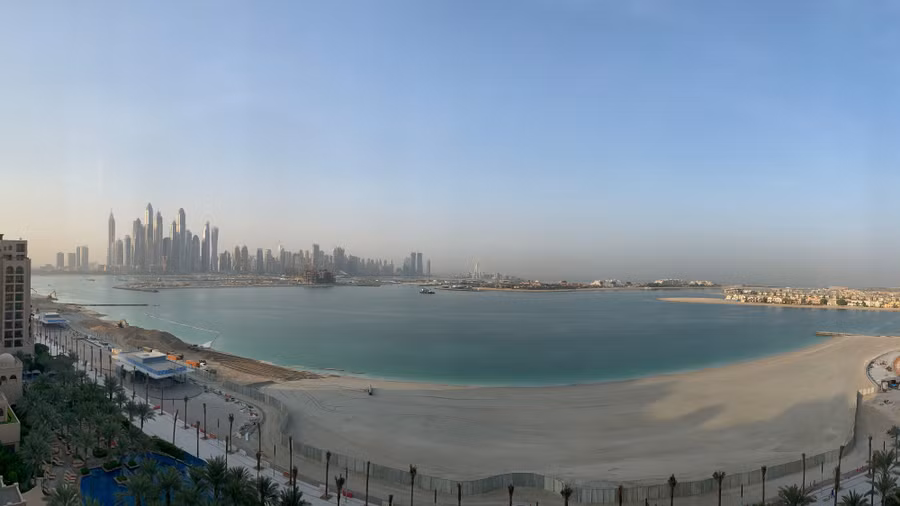  Ảnh panorama chụp từ khách sạn Fairmont ở Palm Jumeirah. Cuối 2019 Dubai xây dựng thêm bãi biển nhân tạo gắn liền với cánh ngoài của resort. Ảnh Xuân Phương