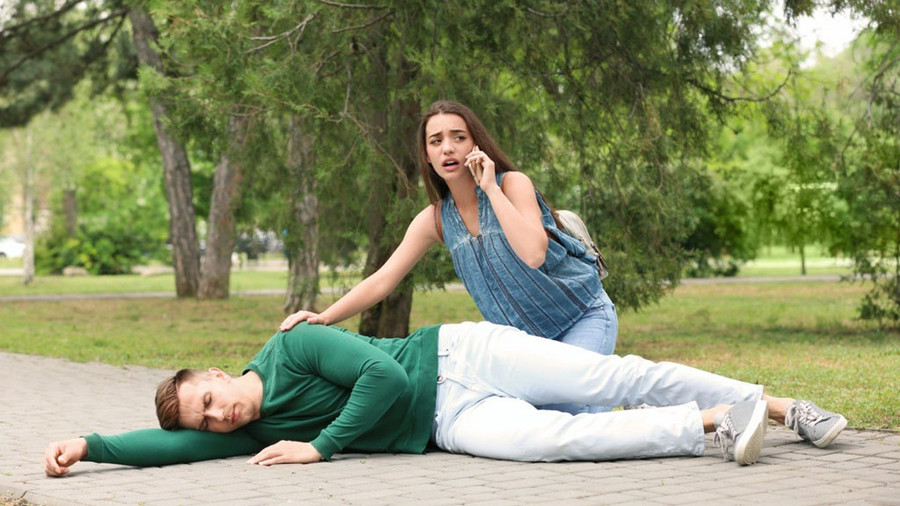 Gọi cấp cứu ngay nếu bị co giật, liệt tạm thời một phần hoặc ngất xỉu. ẢNH MINH HỌA: SHUTTERSTOCK