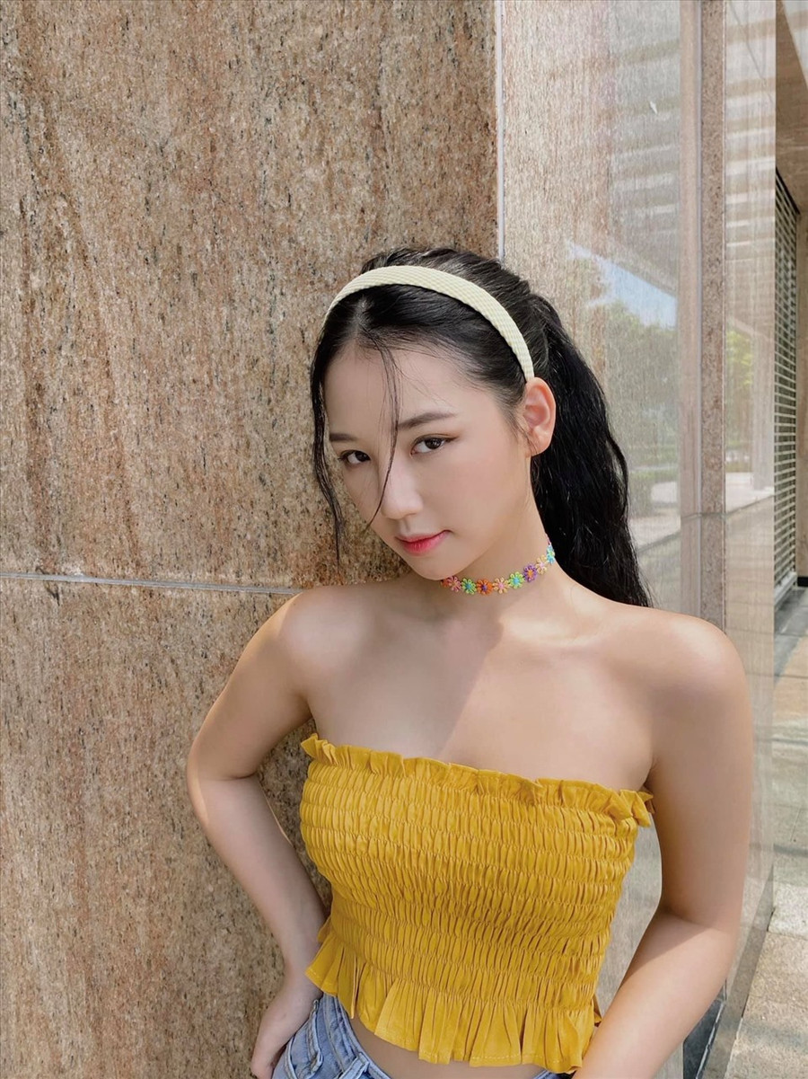 Không chỉ gắn liền với hình tượng bánh bèo, tiểu thư, nữ ca sĩ cũng thường xuyên diện những bộ đồ gợi cảm khoe vai trần, eo thon. Ảnh: NVCC.