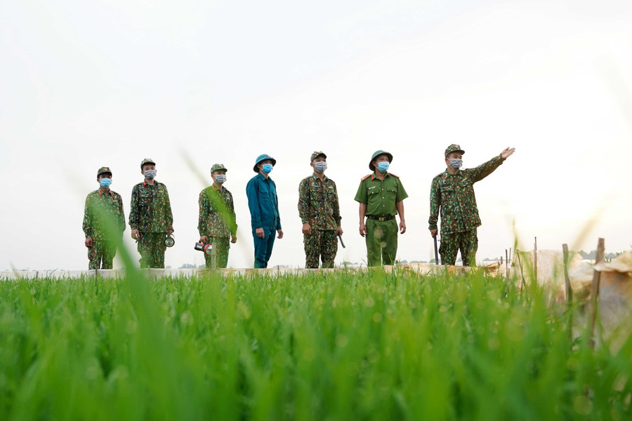 Lực lượng chốt 10 nhận nhiệm vụ trước ca tuần tra đêm. ẢNH: ĐỘC LẬP