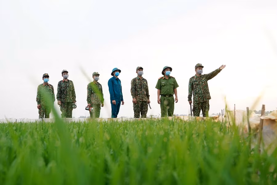 Lực lượng chốt 10 nhận nhiệm vụ trước ca tuần tra đêm. ẢNH: ĐỘC LẬP