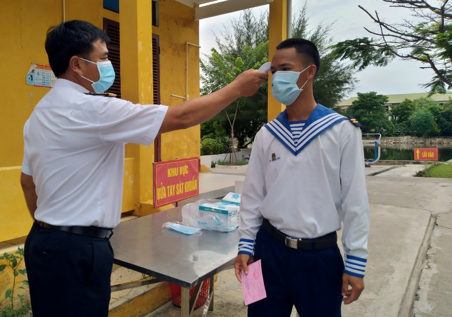 Đo thân nhiệt cử tri tham gia bầu cử. ẢNH: NGUYỄN NINH