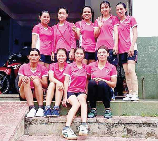  Đội bóng chuyền nữ thôn 3 (xã Đông, huyện Kbang) với thành phần nòng cốt là 6 chị em, con cháu trong 1 gia đình. Ảnh: Nguyễn Tú