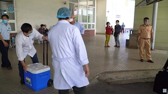 Tạng được các bác sĩ nhanh chóng đưa đến nơi ghép cho bệnh nhân.