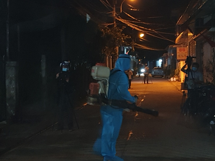 Tiến hành phun khử khuẩn