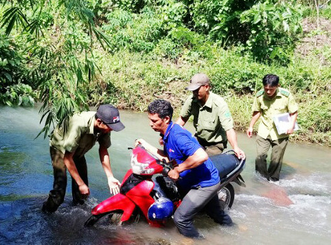 Lực lượng bảo vệ rừng của Ban quản lý Rừng phòng hộ Đông Bắc Chư Pah trên đường tuần tra, quản lý bảo vệ rừng