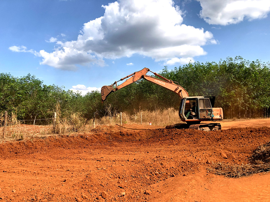 Máy xúc tiến hành bóc lớp đất phong hóa tại vị trí thi đoạn tuyến thi công mới tuyến giao thông biên giới cấp bách huyện Đức Cơ. Ảnh: Lê Hòa Máy xúc tiến hành bóc lớp đất phong hóa tại vị trí thi đoạn tuyến thi công mới Tuyến giao thông biên giới cấp bách huyện Đức Cơ. Ảnh: Lê Hòa