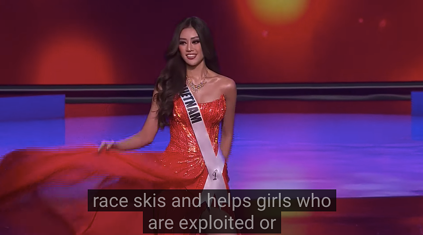 Người đẹp tạo hiệu ứng bởi màn tung váy ấn tượng trên sân khấu. ẢNH: CHỤP MÀN HÌNH