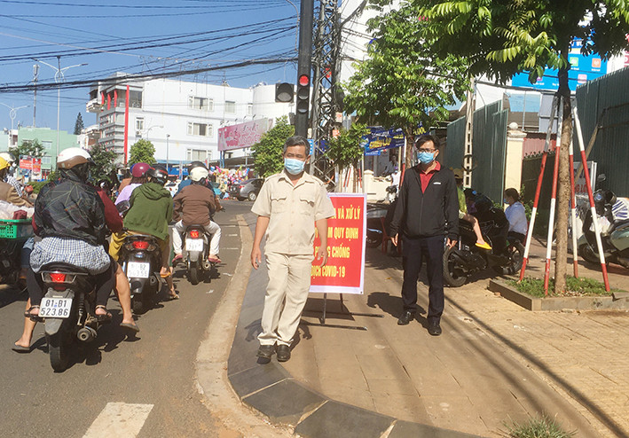 Tổ tuyên truyền, kiểm tra công tác phòng-chống dịch Covid-19 phường Hoa Lưu đang làm nhiệm vụ. Ảnh: Quang Tấn