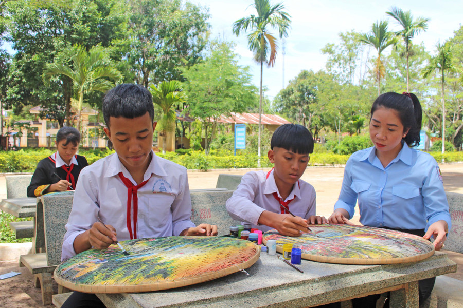 Cô Phạm Thị Thuận-Tổng phụ trách Đội Trường THCS Dân tộc Nội trú huyện Chư Păh-luôn đồng hành cùng học sinh trong mọi hoạt động. Ảnh: Thủy Bình