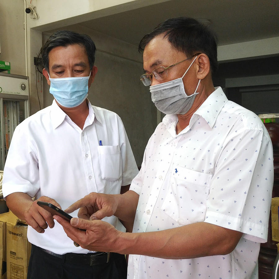 Chỉ cần vài thao tác trên điện thoại di động, hộ cá nhân kinh doanh có thể nộp thuế điện tử một cách nhanh chóng, an toàn. Ảnh: Sơn Ca Chỉ cần vài thao tác trên điện thoại di động, hộ cá nhân kinh doanh có thể nộp thuế điện tử một cách nhanh chóng, an toàn. Ảnh: Sơn Ca