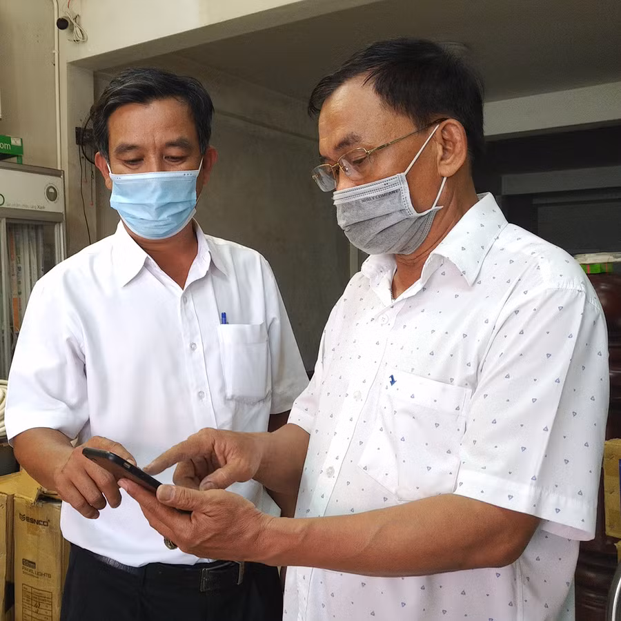  Chỉ cần vài thao tác trên điện thoại di động, hộ cá nhân kinh doanh có thể nộp thuế điện tử một cách nhanh chóng, an toàn. Ảnh: Sơn Ca