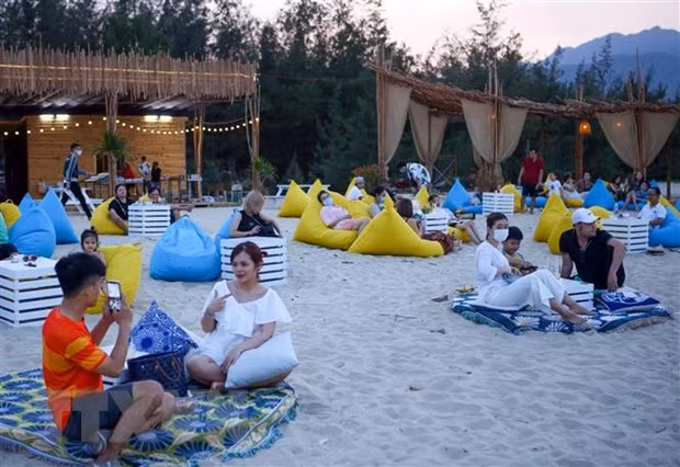 Khách hàng sẽ không được phục vụ dịch vụ ăn, uống tại chỗ bắt đầu từ 12 giờ ngày 7/5 cho đến khi có thông báo mới để phòng, chống dịch COVID-19 trên địa bàn Đà Nẵng. (Ảnh: Trần Lê Lâm/TTXVN)