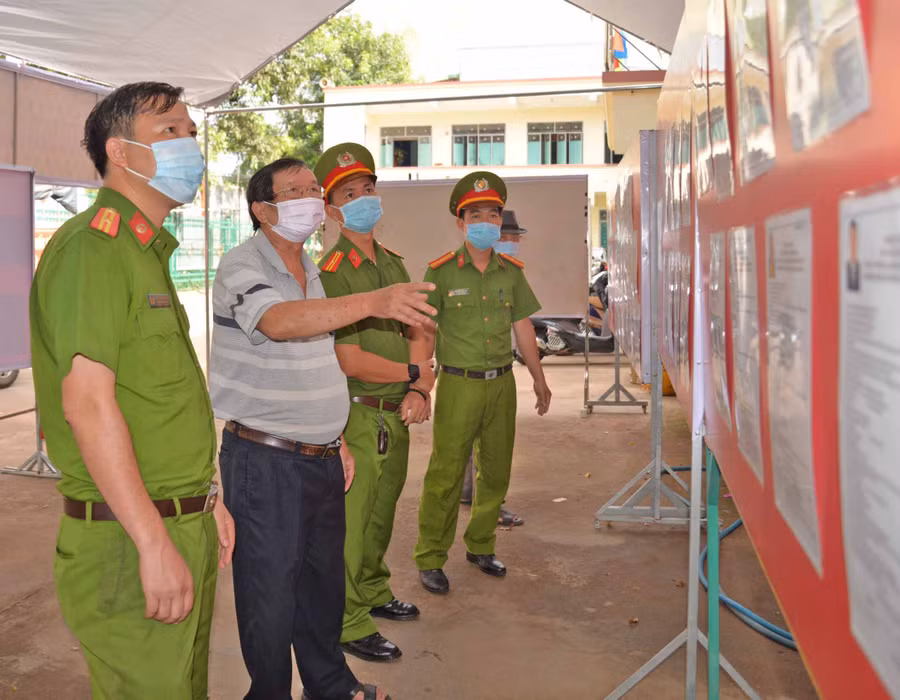 Lực lượng Công an bảo đảm an toàn danh sách niêm yết nhân sự ứng cử. Ảnh Thuý Trinh