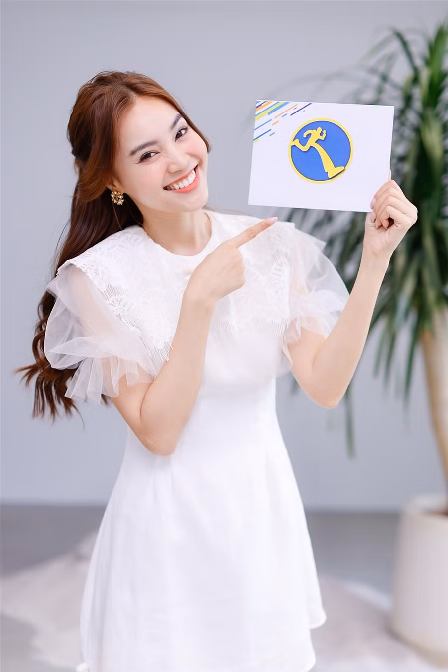 Ninh Dương Lan Ngọc khiến người hâm mộ của Running Man Việt Nam phấn khích khi xác nhận tiếp tục tham gia mùa 2. Cô được yêu thích trong mùa 1 bởi tính cách vui vẻ và lăn xả hết mình trong các thử thách. Là bóng hồng duy nhất trong mùa 1 nhưng nữ diễn viên không hề tỏ ra yếu đuối bên các thành viên. Ảnh: Đông Tây.