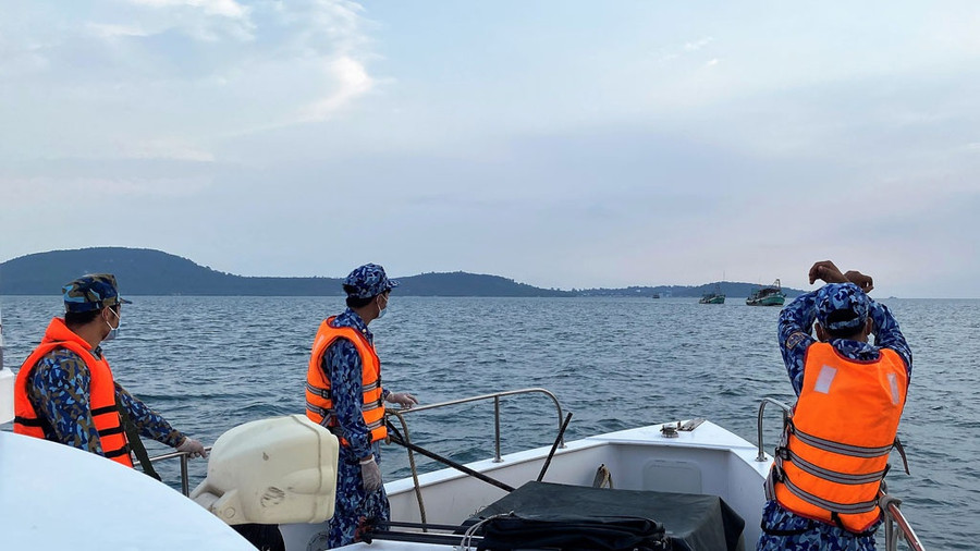 Cán bộ, chiến sĩ tàu cảnh sát biển phát tín hiệu dừng kiểm tra phương tiện nghi vấn nhập cảnh trái phép vào vùng biển Tây Nam