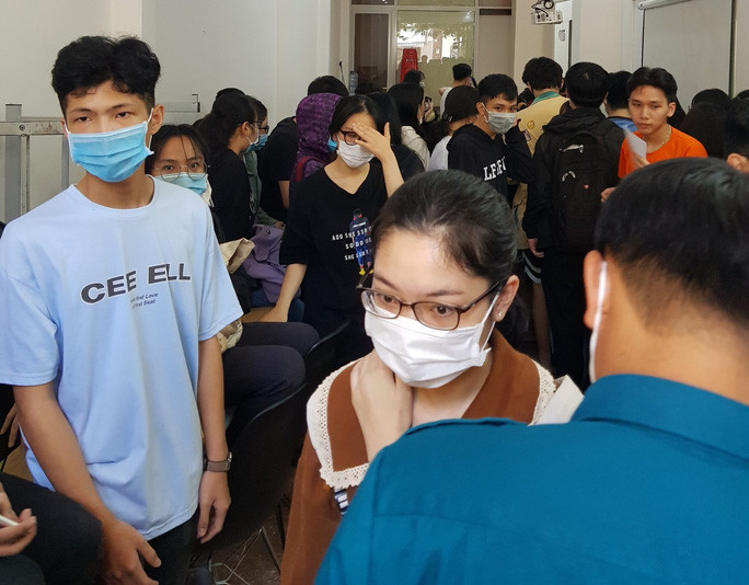 Hơn 100 em học sinh chen chúc trong căn phòng hẹp, vi phạm quy định 5K. Ảnh lực lượng chức năng cung cấp