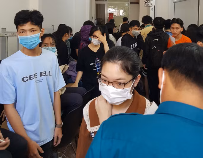 Hơn 100 em học sinh chen chúc trong căn phòng hẹp, vi phạm quy định 5K. Ảnh lực lượng chức năng cung cấp