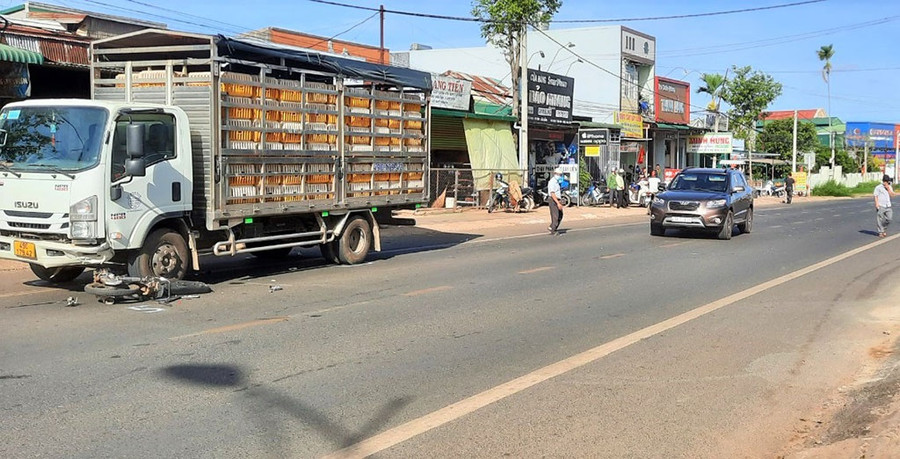 Vụ tai nạn làm người đàn ông tử vong tại chỗ. ẢNH: TRÙNG DƯƠNG