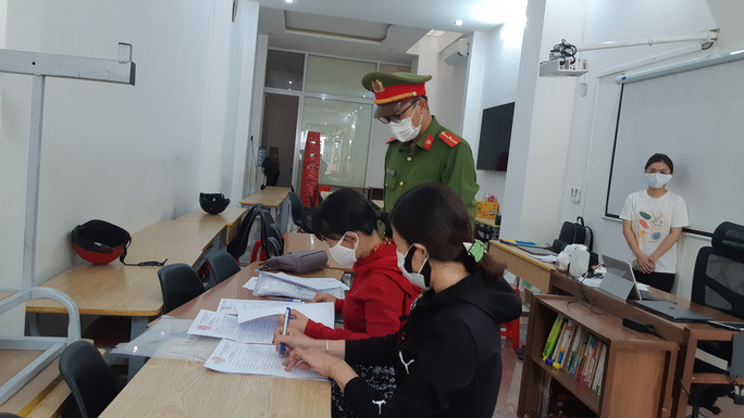 Lực lượng chức năng lập biên bản vi phạm quy định phòng chống dịch