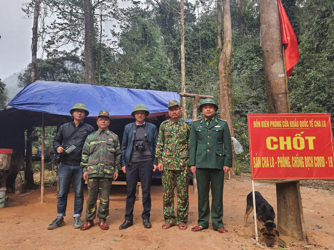 Phóng viên Hoàng Phúc (giữa) cùng cán bộ chiến sĩ tại chốt Cha Lo thuộc Đồn Biên phòng cửa khẩu Quốc tế Cha Lo
