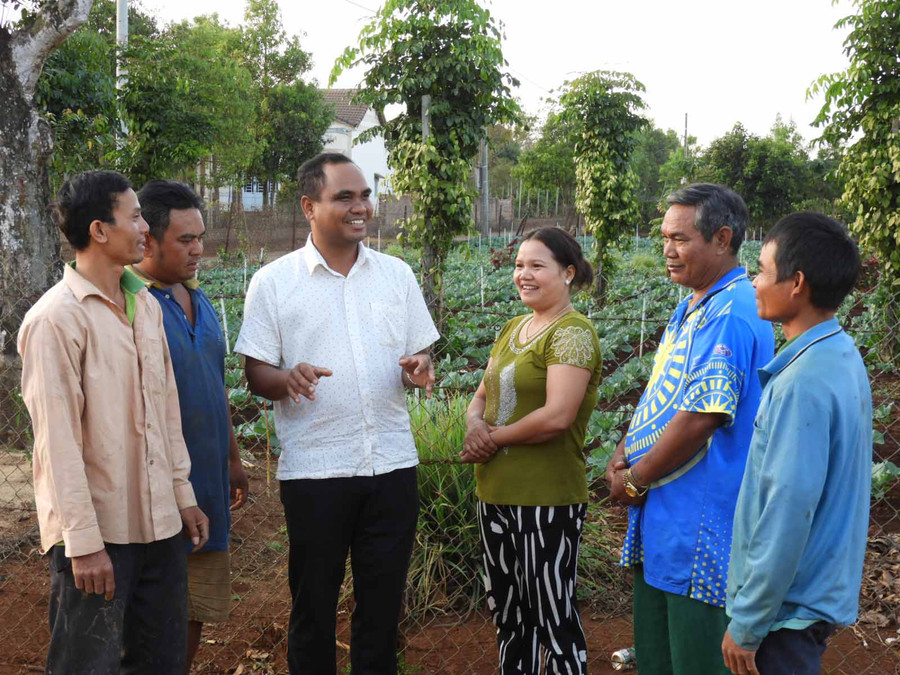 Người dân làng Breng 2 (xã Ia Dêr, huyện Ia Grai) trao đổi kinh nghiệm trong xây dựng gia đình văn hóa. Ảnh: Thanh Nhật