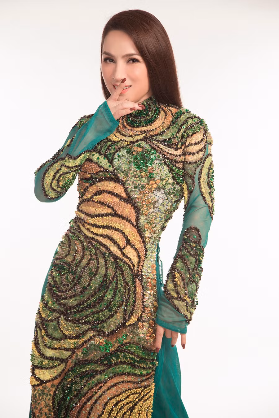 Bạn thân của Mạnh Quỳnh cũng lựa chọn phong cách trang điểm nhẹ nhàng, phù hợp với độ tuổi, đồng thời, cô không sử dụng bất kì phụ kiện đi kèm nào để tránh gây rối mắt. ẢNH: NVCC