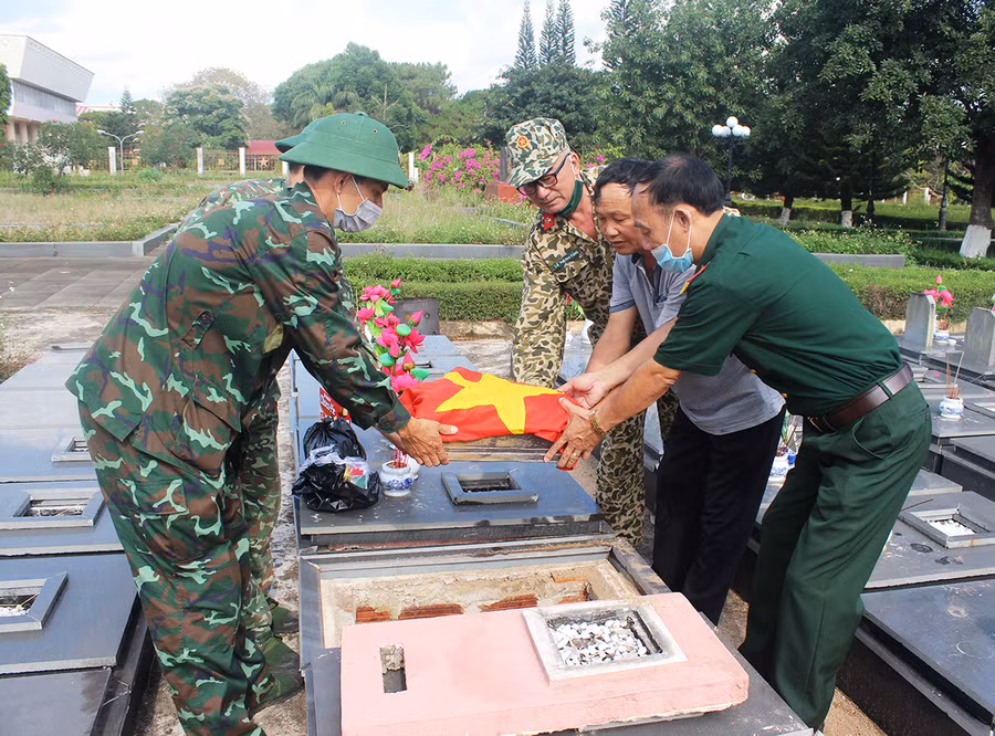  An táng hài cốt liệt sĩ vừa tìm kiếm. Ảnh: Vĩnh Hoàng