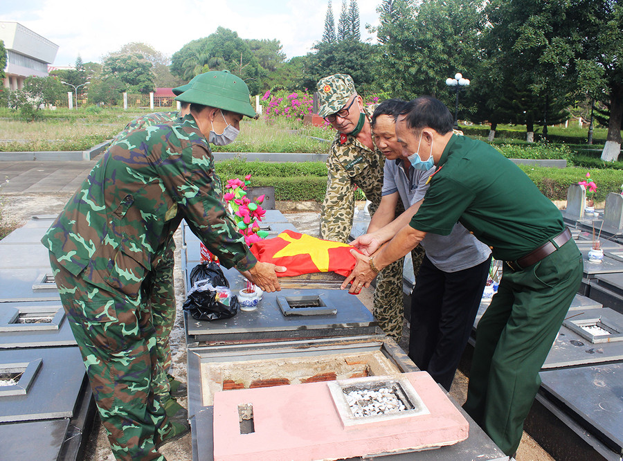 An táng hài cốt liệt sĩ vừa tìm kiếm được. Ảnh: Vĩnh Hoàng An táng hài cốt liệt sĩ vừa tìm kiếm. Ảnh: Vĩnh Hoàng