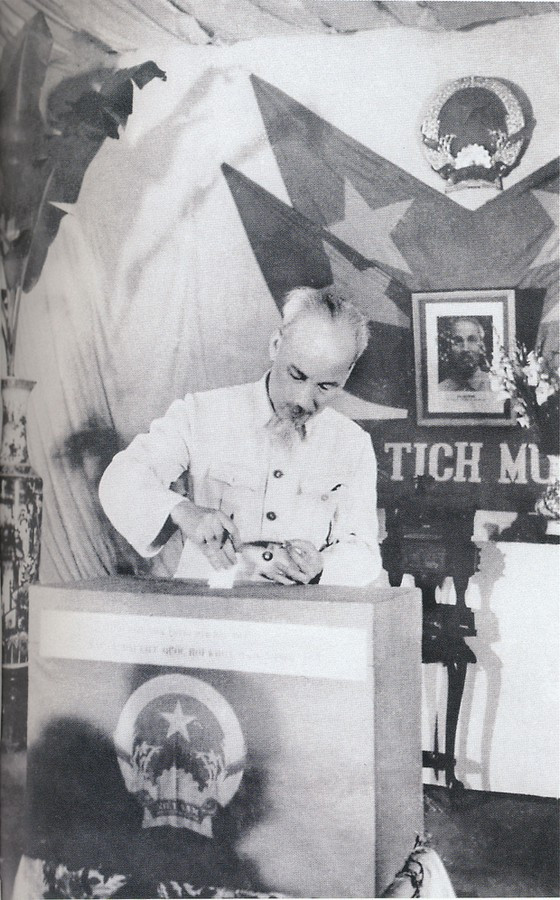  Chủ tịch Hồ Chí Minh bỏ phiếu bầu cử đại biểu Quốc hội khóa II tại tiểu khu Trúc Bạch, khu phố Ba Đình - Hà Nội (tháng 5-1960). Ảnh: Tư liệu
