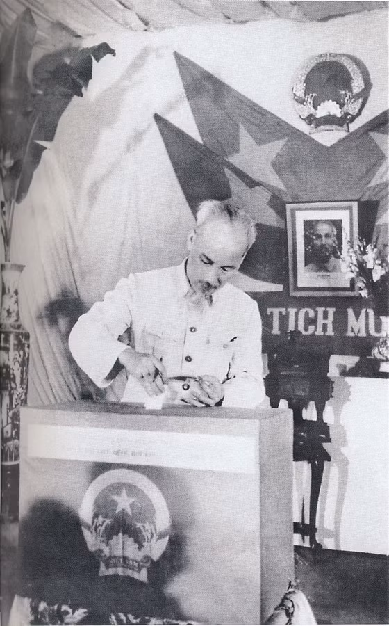  Chủ tịch Hồ Chí Minh bỏ phiếu bầu cử đại biểu Quốc hội khóa II tại tiểu khu Trúc Bạch, khu phố Ba Đình - Hà Nội (tháng 5-1960). Ảnh: Tư liệu