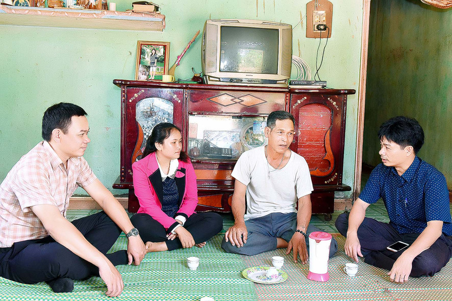 Người có uy tín của làng Kdung ông Y Thành (người mặc áo trắng; xã H’Ra, huyện Mang Yang) là chức sắc, tôn giáo thường xuyên vận động bà con tín đồ tham gia bầu cử đầy đủ vào ngày 23/5 sắp tới, để ngày bầu cử trở thành ngày hội toàn dân.