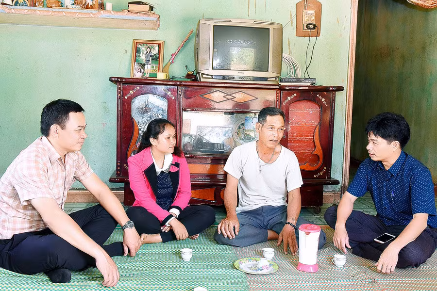 Người có uy tín của làng Kdung ông Y Thành (người mặc áo trắng; xã H’Ra, huyện Mang Yang) là chức sắc, tôn giáo thường xuyên vận động bà con tín đồ tham gia bầu cử đầy đủ vào ngày 23/5 sắp tới, để ngày bầu cử trở thành ngày hội toàn dân.