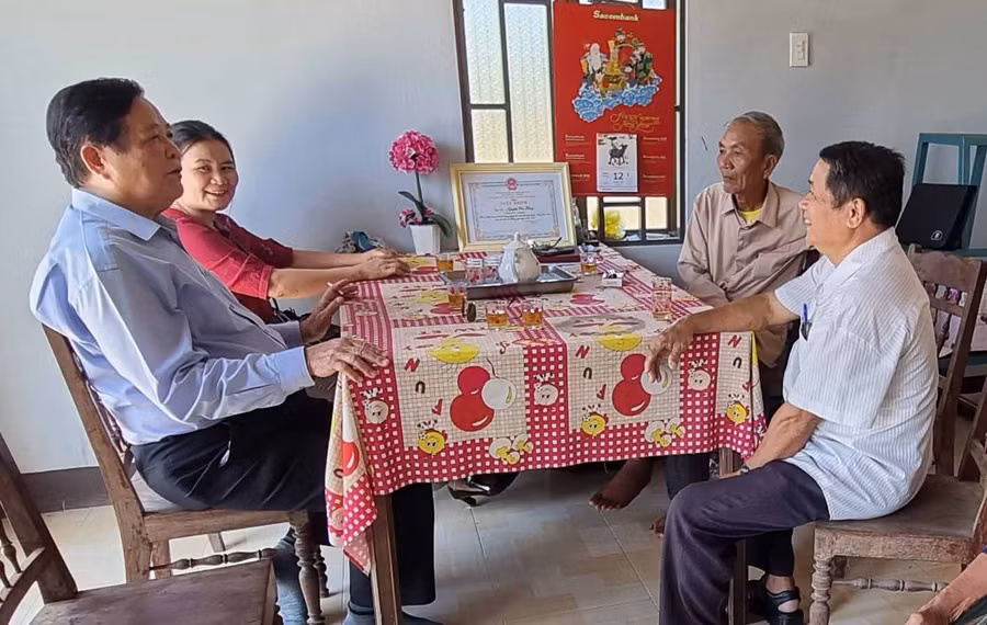 Hội Nạn nhân chất độc da cam/dioxin huyện Kbang thăm gia đình bà Ngô Thị Hồng Tâm. Ảnh: Hà Phương