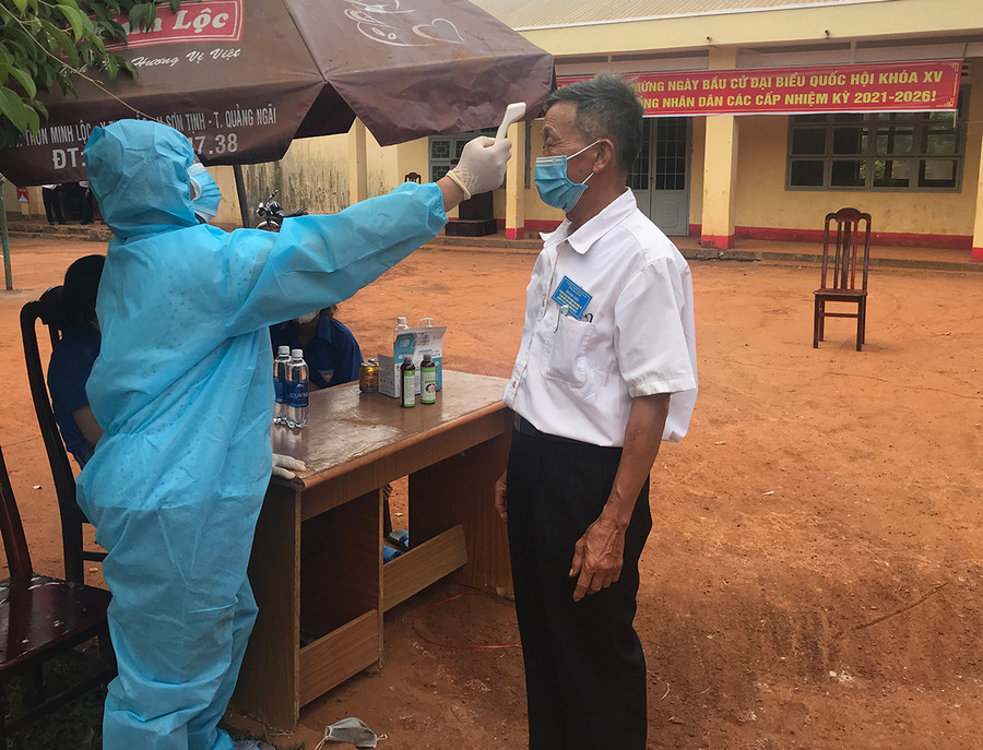 Lực lượng y tế huyện kiểm tra thân nhiệt tại điểm bầu cử làng Ring Răng (xã Dun, huyện Chư Sê). Ảnh: Nguyễn Diệp