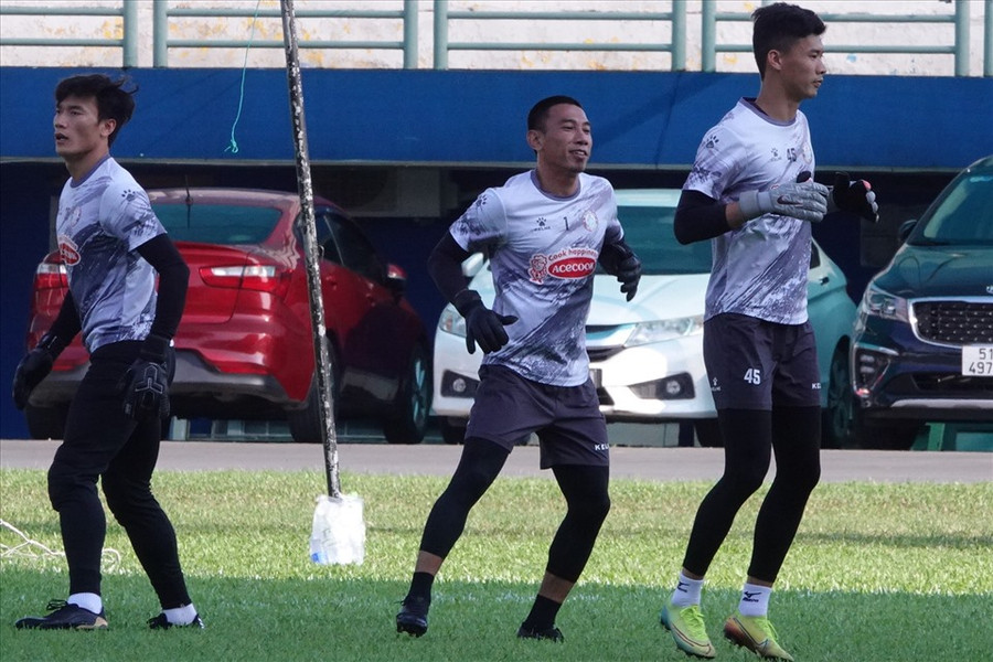 Bùi Tiến Dũng sáng cửa bắt chính thay cho đàn anh Thanh Thắng (giữa). Ảnh: Nguyễn Đăng.