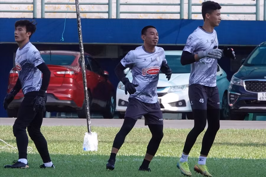 Bùi Tiến Dũng sáng cửa bắt chính thay cho đàn anh Thanh Thắng (giữa). Ảnh: Nguyễn Đăng.