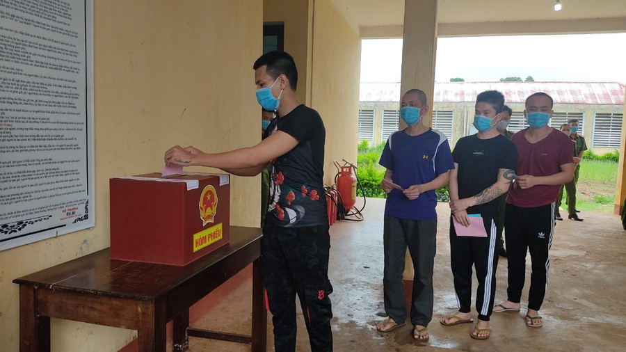 Các cử tri “đặc biệt” tại Trại tạm giam Công an tỉnh tham gia bỏ phiếu. Ảnh: Lê Anh Các cử tri “đặc biệt” tại Trại tạm giam Công an tỉnh Gia Lai tham gia bỏ phiếu. Ảnh: Lê Anh
