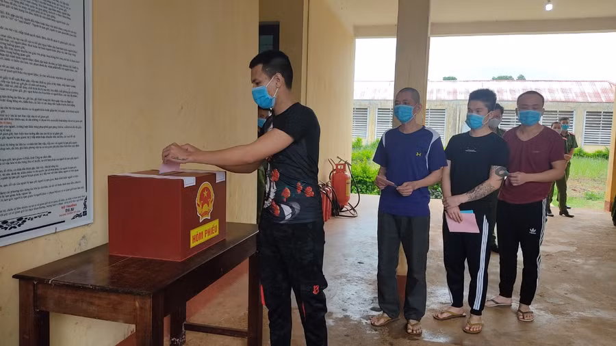 Các cử tri “đặc biệt” tại Trại tạm giam Công an tỉnh Gia Lai tham gia bỏ phiếu. Ảnh: Lê Anh