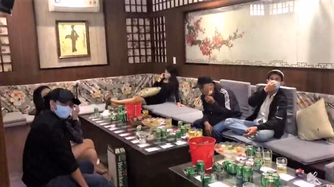 Quán karaoke tại trung tâm TP Bảo Lộc (tỉnh Lâm Đồng) bất chấp lệnh cấm trong phòng chống dịch Covid-19.