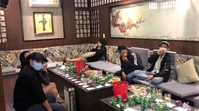 Quán karaoke tại trung tâm TP Bảo Lộc (tỉnh Lâm Đồng) bất chấp lệnh cấm trong phòng chống dịch Covid-19.