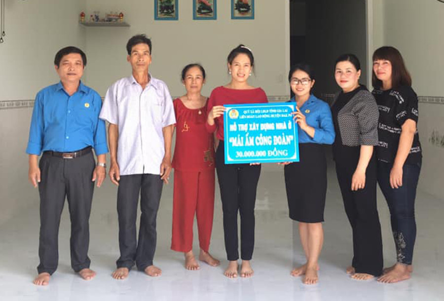Liên đoàn Lao động huyện Đak Pơ tặng nhà “Mái ấm Công đoàn” cho chị Nguyễn Thị Kiều Trang. Ảnh: Tuyết Mai  Liên đoàn Lao động huyện Đak Pơ tặng nhà “Mái ấm Công đoàn” cho chị Nguyễn Thị Kiều Trang. Ảnh: Tuyết Mai
