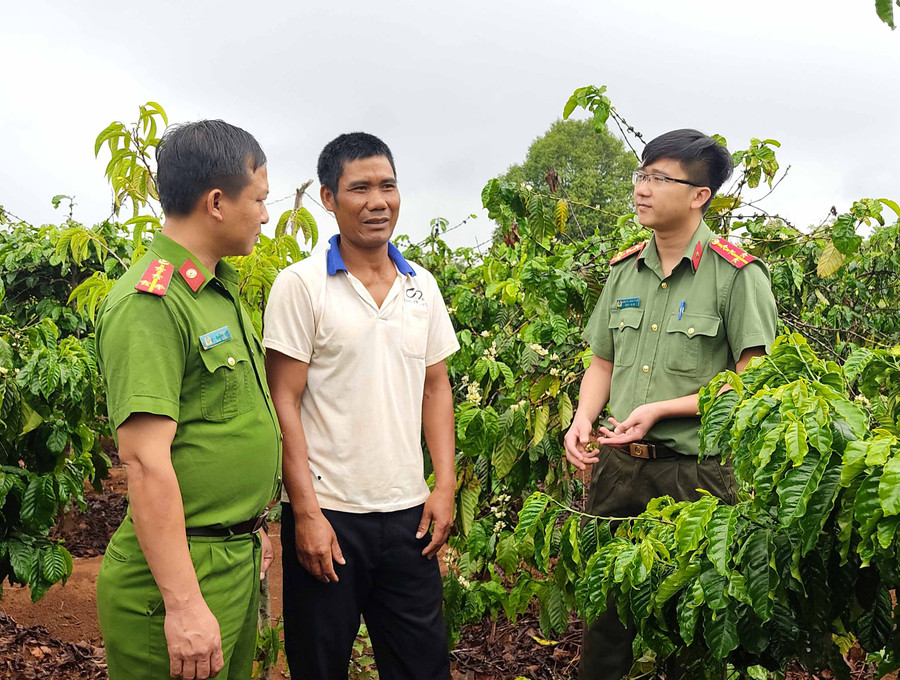 Công an xã Ia Băng (huyện Đak Đoa) gặp gỡ, động viên ông Rơ Lan Brông. Ảnh: Hữu Trường