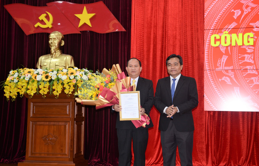 Đồng chí Hồ Văn Niên-Bí thư Tỉnh ủy trao quyết định chuẩn y Phó Bí thư Tỉnh ủy cho đồng chí Rah Lan Chung. Ảnh: Phương Linh