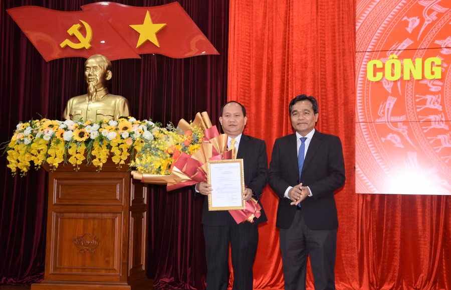 Đồng chí Hồ Văn Niên-Bí thư Tỉnh ủy trao quyết định chuẩn y Phó Bí thư Tỉnh ủy cho đồng chí Rah Lan Chung. Ảnh: Phương Linh