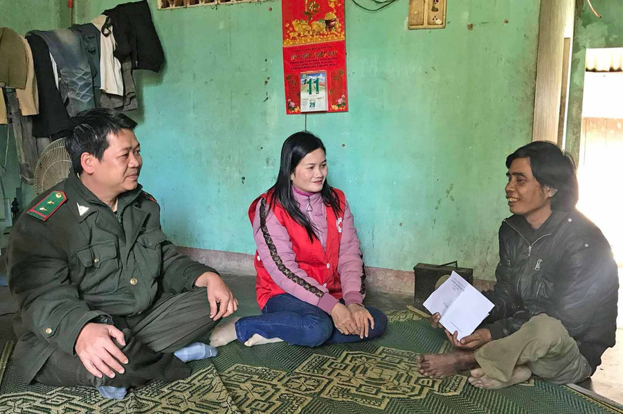 Hạt kiểm lâm Huyện hỗ trợ tiền hàng tháng cho anh Tô