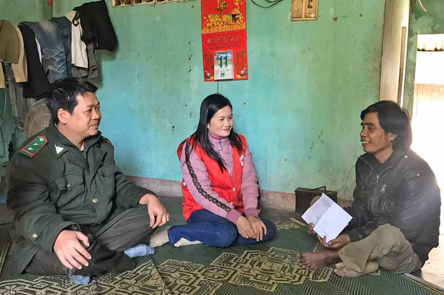 Hạt kiểm lâm Huyện hỗ trợ tiền hàng tháng cho anh Tô