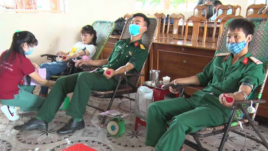 Cán bộ, chiến sỹ đơn vị Kho K896-Cục quân khí-Tổng Cục kỹ thuật tham gia hiến máu tình nguyện. Ảnh: Hà Phương