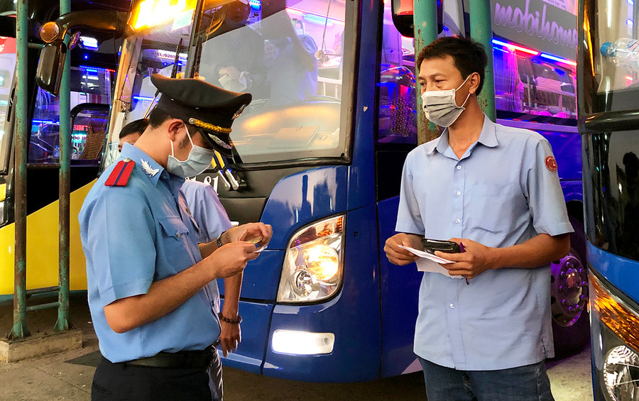 Thanh tra Sở Giao thông-Vận tải kiểm tra điều kiện người lái đối với các xe trước khi xuất bến. Ảnh: Lê Hòa