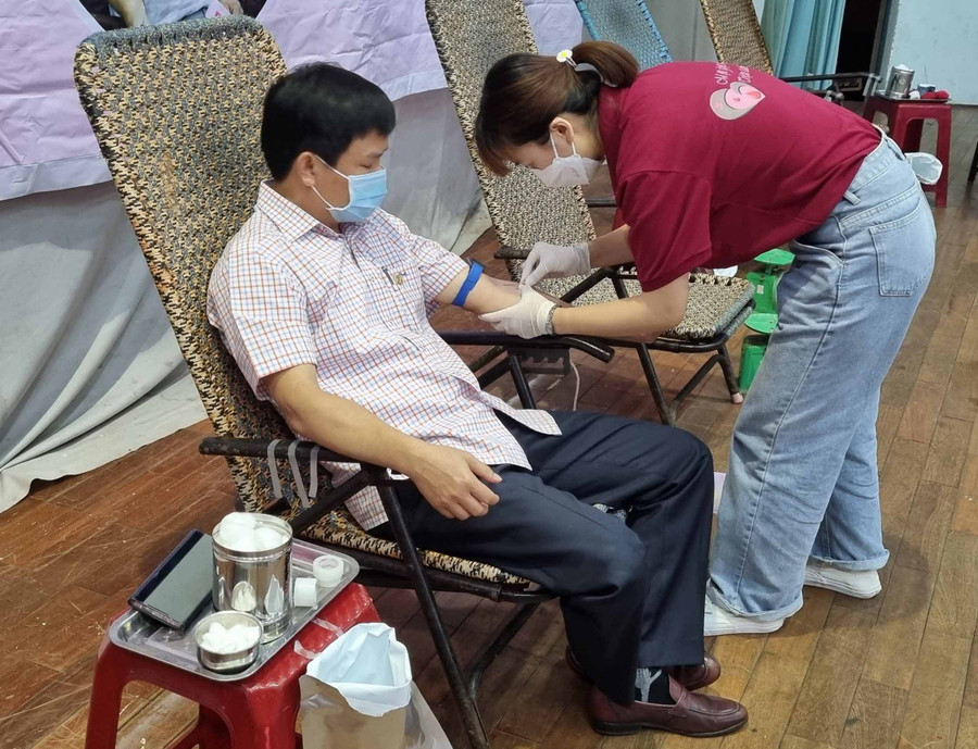 Ông Nguyễn Hữu Quế-Tỉnh ủy viên, Chủ tịch UBND TP. Pleiku tham gia hiến máu tại ngày hội. Ảnh: Hà Phương Buổi hiến máu tình nguyện được Ban chỉ đạo đảm bảo các biện pháp an toàn phòng-chống dịch Covid-19. Ảnh: Hà Phương
